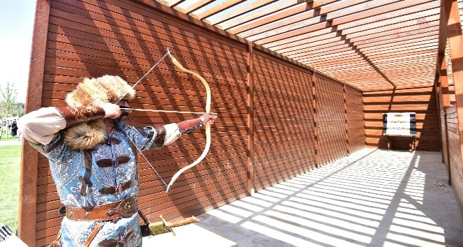 Ahlat’taki Malazgirt kutlamalarında okçuluk sporuna büyük ilgi