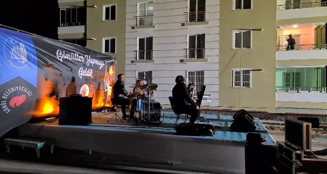 Korona virüse yakalanan müzisyen, evinin balkonundan konser verdi