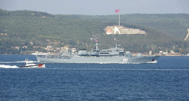 Rus donanmasına ait eğitim gemisi Çanakkale Boğazı’ndan geçti