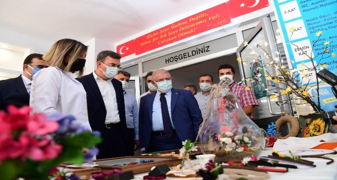 Onikişubat Belediyesi’nden öğrencilere Kuran-ı Kerim hediye