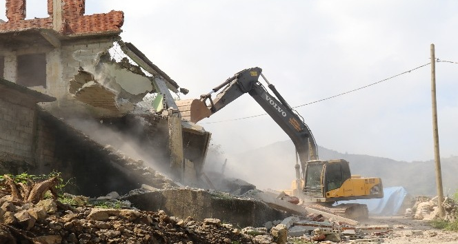 Rize’de acil yıkım kararı alınan 17 binanın yıkımına başlandı