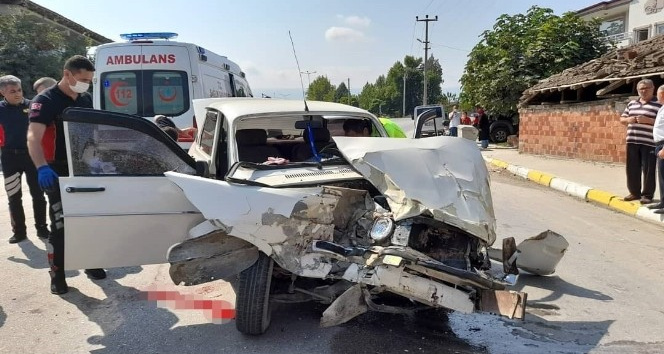 Otomobil tıra çarptı: 1 yaralı