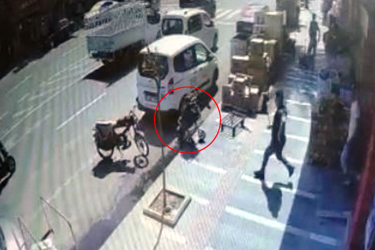 Şanlıurfa’da yola doğru hareket eden bebek arabasını market çalışanı yakaladı