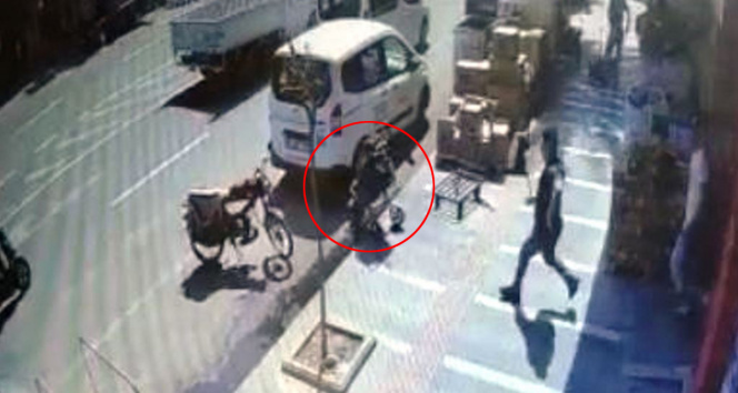 Şanlıurfada yola doğru hareket eden bebek arabasını market çalışanı yakaladı