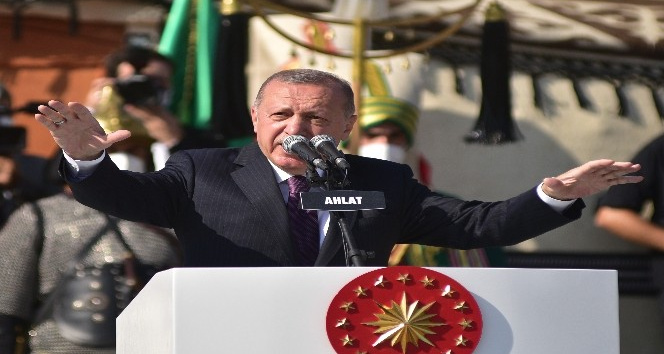 Cumhurbaşkanı Erdoğan Ahlat’ta konuştu: "Bu şehir doğu ve batı medeniyetleri arasında köprü olmuştur”