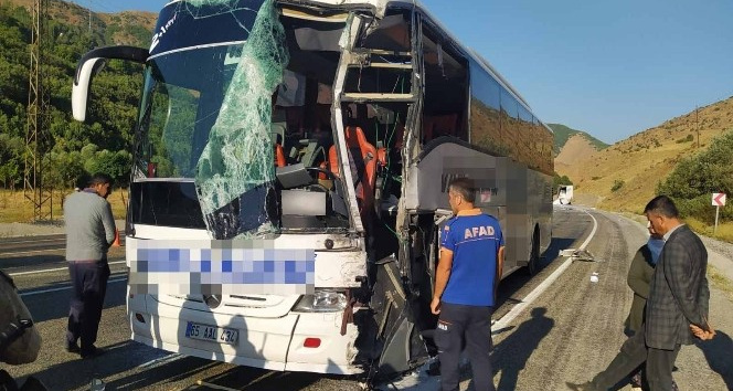 Otobüs ile tır çarpıştı: 1’i ağır 3 yaralı