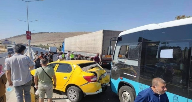 Özel halk otobüsü ticari taksiye çarptı: 4 yaralı