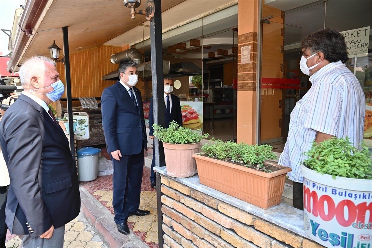 Vali bu sözlerle uyardı: &#039;Aşı olmayanlar yoğun bakımda pişmanlıklarını dile getiriyor ama geç kalınmış oluyor&#039;