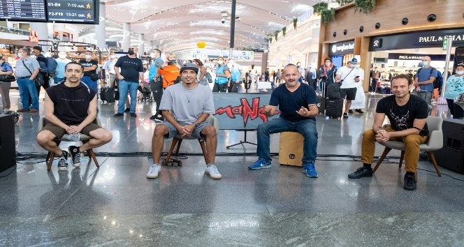 Manga Grubu’ndan İstanbul Havalimanı’nda sürpriz konser