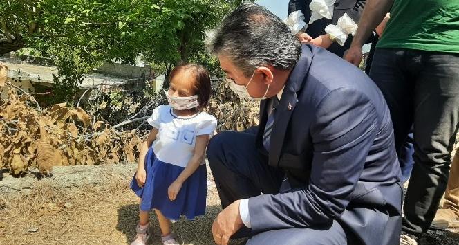 Türkiye’nin en kısa boylu kadınının yol isteğini Osmaniye Valisi yerine getirdi