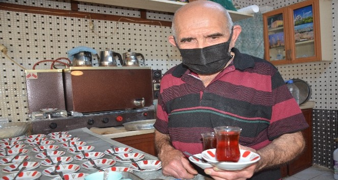 80 yaşındaki Osman dede 60 yıldır çaycılık yapıyor