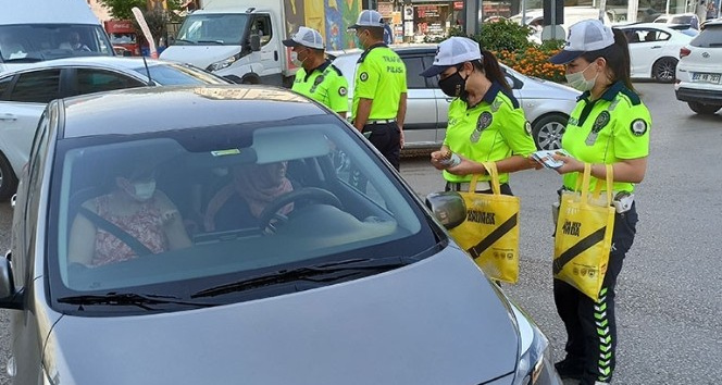 Tek tek araç sürücülerine hayat kurtaracak kuralları hatırlattı