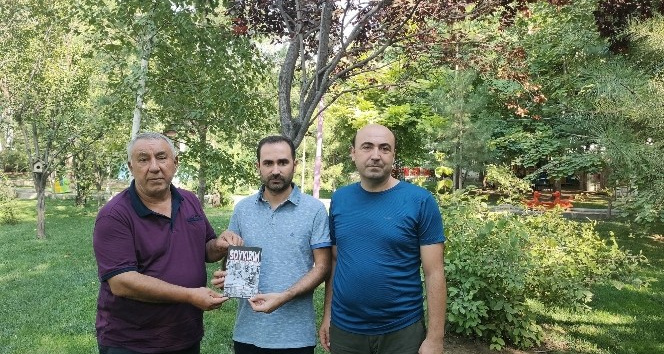 Serdar Ünsal Soykırım kitabını Turan ve Kılıç’a hediye etti