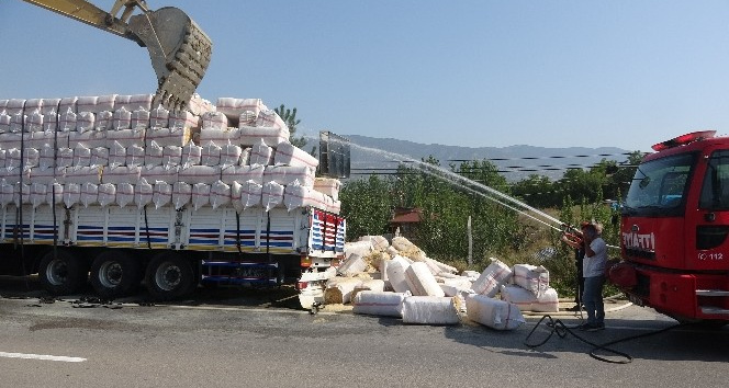 Saman yüklü tırda yangın büyümeden söndürüldü