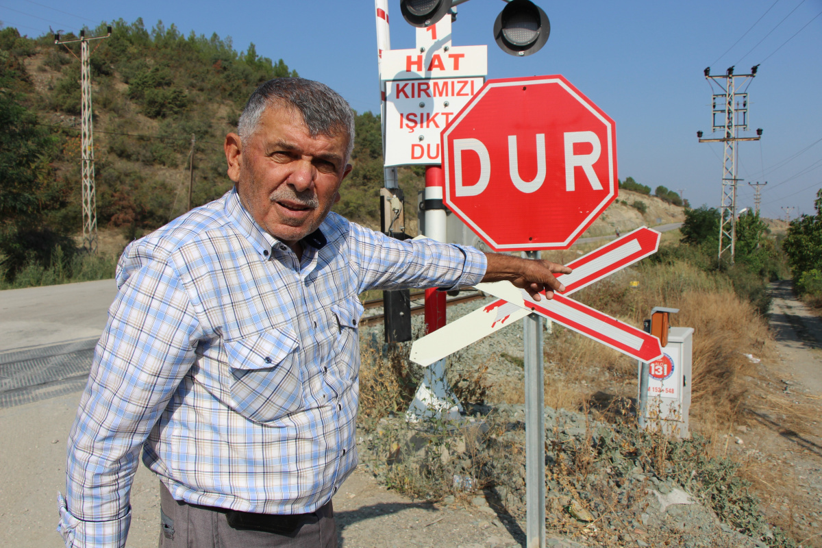 Amasya'da trenin çarptığı otomobilin sürücüsü o anları anlattı: 'Durması için el etmiştim'