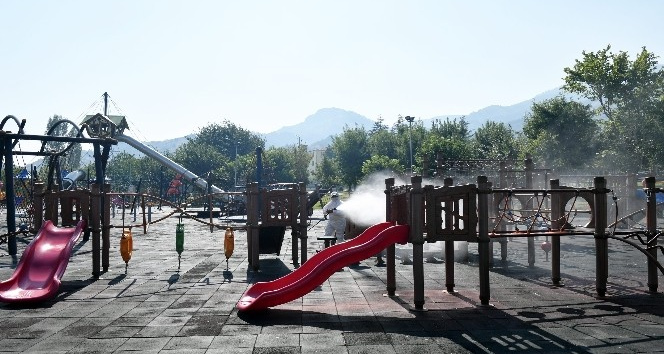 Isparta’da parklar ve çocuk oyun alanları temizleniyor, dezenfeksiyonu yapılıyor