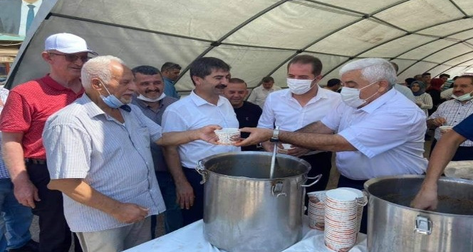 İzcilerden aşure dağıtımı