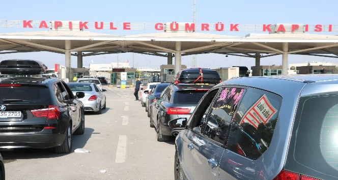 Kapıkule, Hamzabeyli ve Pazarkule sınır kapılarında yoğunluk günlerdir sürüyor