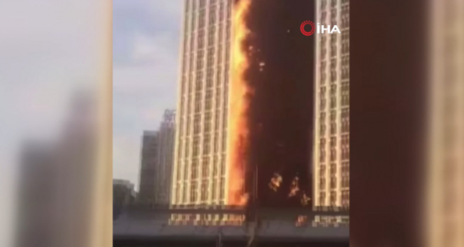 Çinde 101 katlı binada yangın