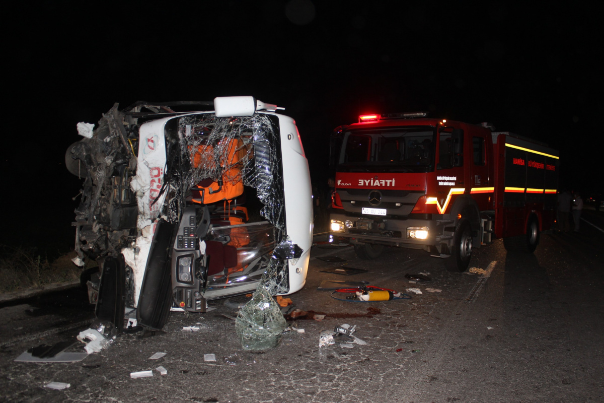 Manisa'da feci kaza! İşçi servisi otomobille çarpıştı