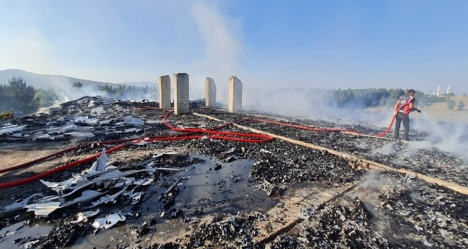 Boşaltılmış askeri alanda çıkan çatı yangını korkuttu