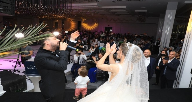 Kayserili sanatçı kendi düğününde sahne aldı