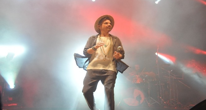 Kenan Doğulu Çeşme’de unutulmaz bir konser verdi