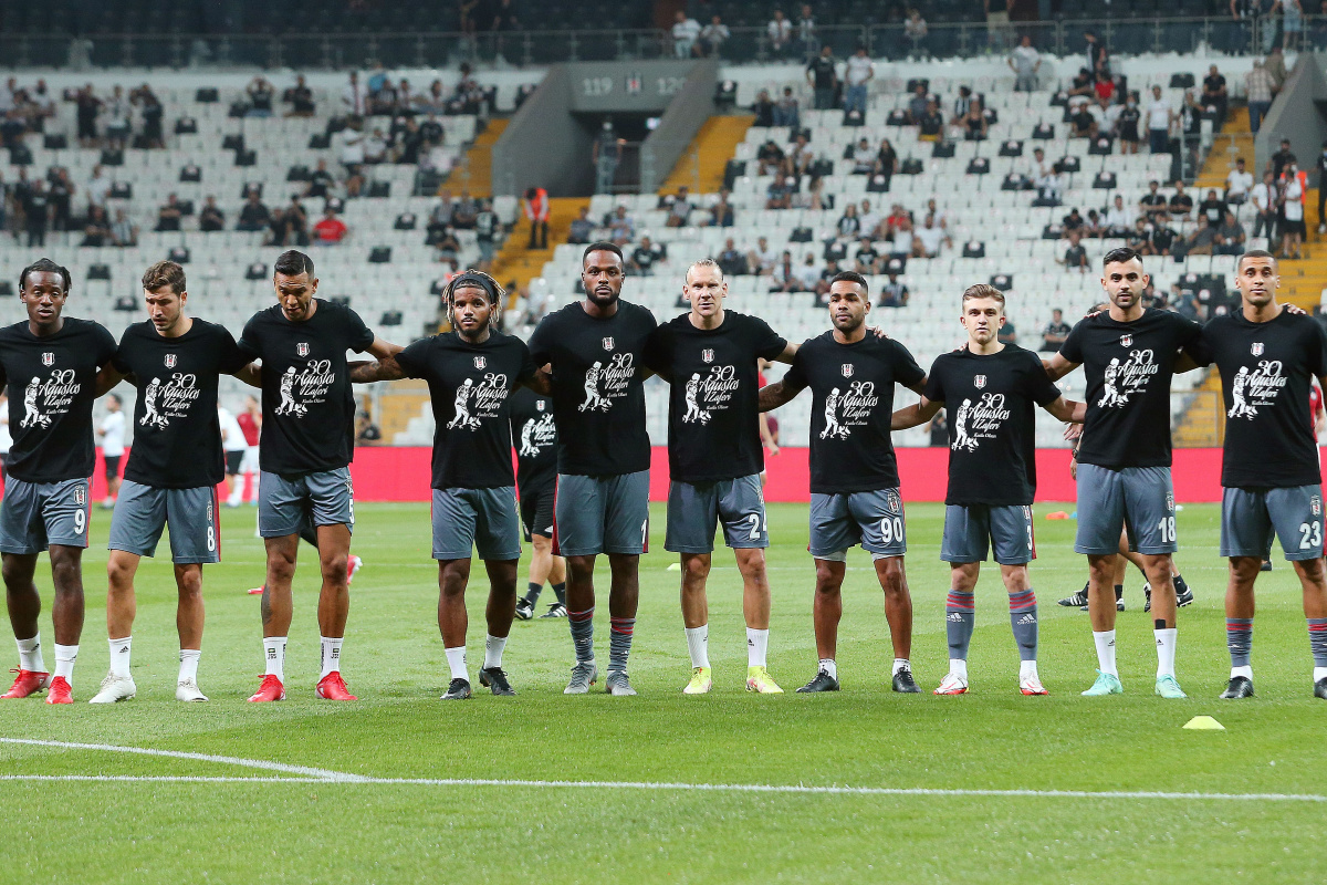 Beşiktaş ısınmaya 30 Ağustos tişörtleriyle çıktı