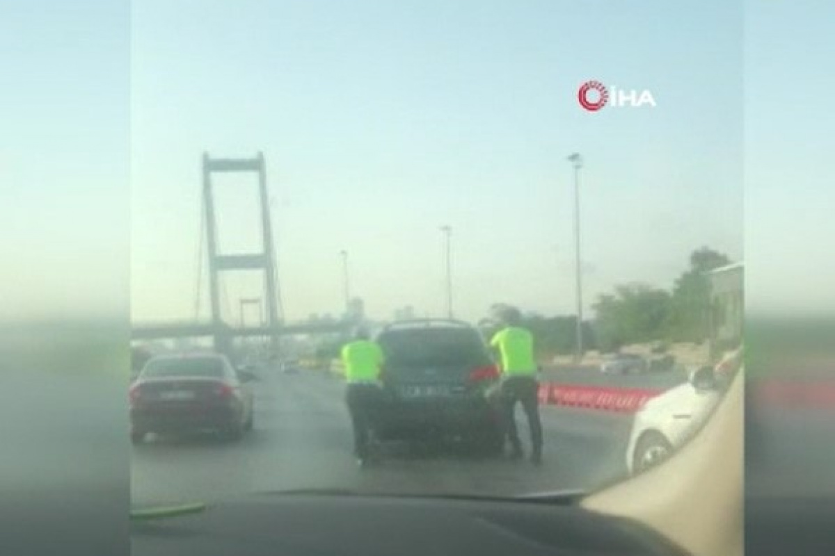 Aracı bozulan şoförün yardımına trafik polisleri koştu