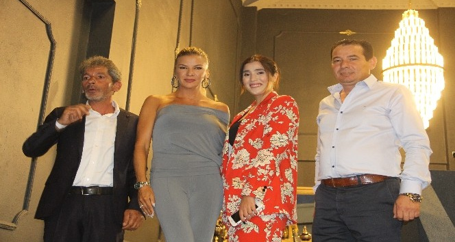 Mobilya mağazasının açılışında mankenler boy gösterdi, açılışı Ivana Sert yaptı