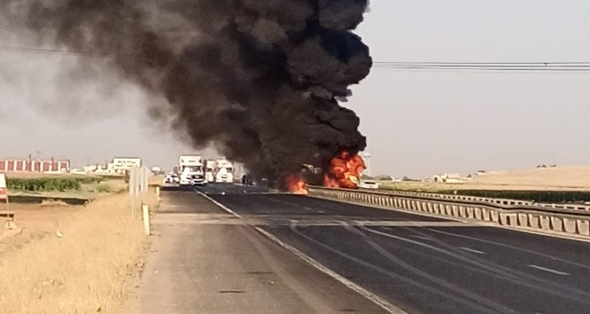 Kızıltepe’de kaza yapan tır alev alev yandı