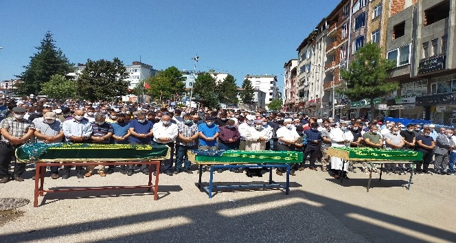 14 yaşındaki çocuğun katlettiği ailesi son yolculuğuna uğurlandı