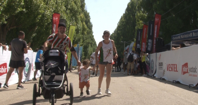 2 yaşındaki Lucas maratonu ailesi ile koştu