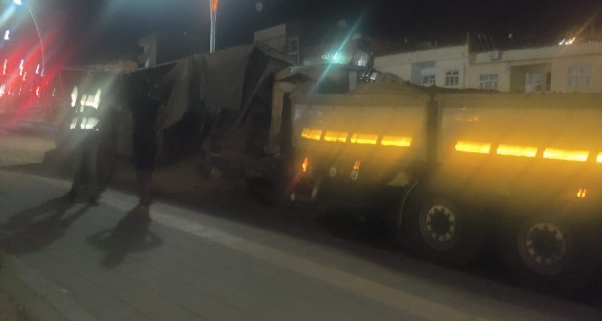 Freni patlayan buğday yüklü tır devrildi: 1 yaralı