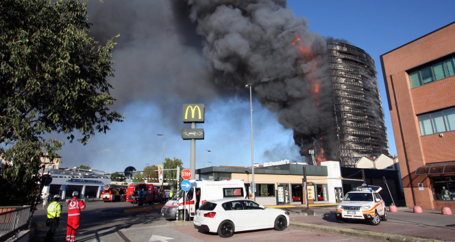 İtalyada 15 katlı binada korkutan yangın