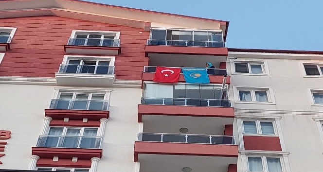 Kazakistan’daki felaketin acısını Kırıkkale’de bayrak açarak paylaştı