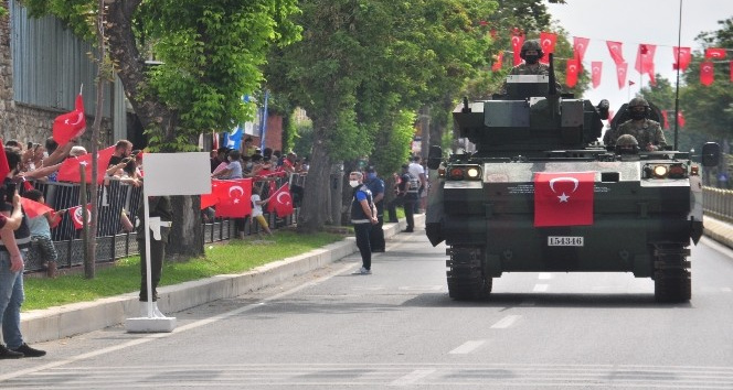 Mehmetçikten göz dolduran geçit töreni