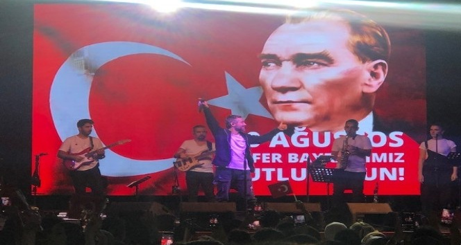 Beyoğlu’nda 30 Ağustos Zafer Bayramı Resul Dindar konseriyle kutlandı