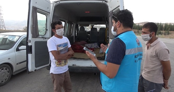 Karantina kaçağı, minibüste battaniyeye saklanırken yakalandı: "Cezayı öderim ama yurtta kalamam"