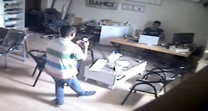 Soğuk su içtiler fotoğraf çekildiler çantayı çalamadan kaçtılar