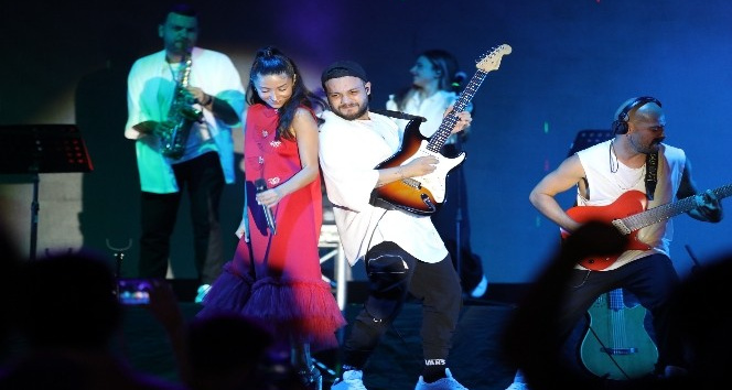 Zeynep Bastık Akhisar’da konser verdi