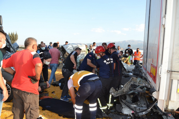 Manisa'da 3 kişinin öldüğü katliam gibi kazada yeni detaylar ortaya çıktı.