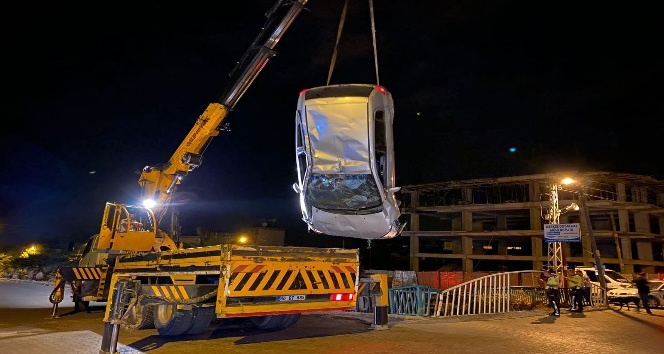 Yoldan çıkan otomobil dereye uçtu: 3 yaralı