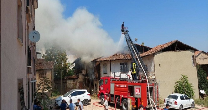 Tokat’ta 2 katlı metruk ev alevlere teslim oldu