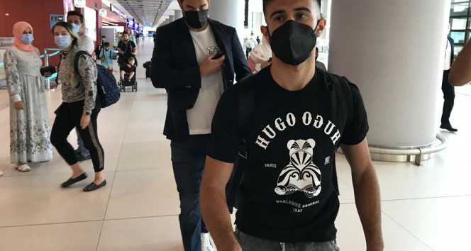 Fenerbahçenin yeni transferi Rossi, İstanbula geldi