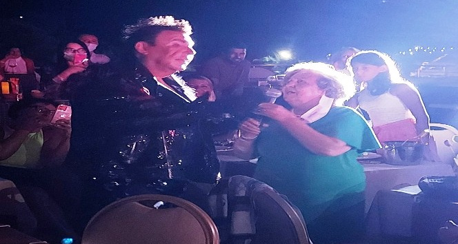 Kuşum Aydın, annesiyle birlikte düet yaptı