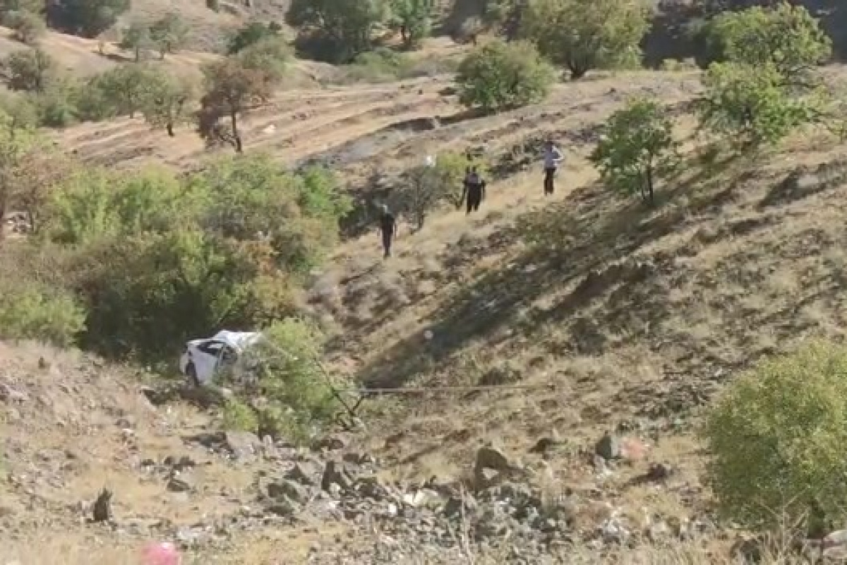 Elazığ’da otomobil 150 metreden aşağı yuvarlandı: 2 yaralı
