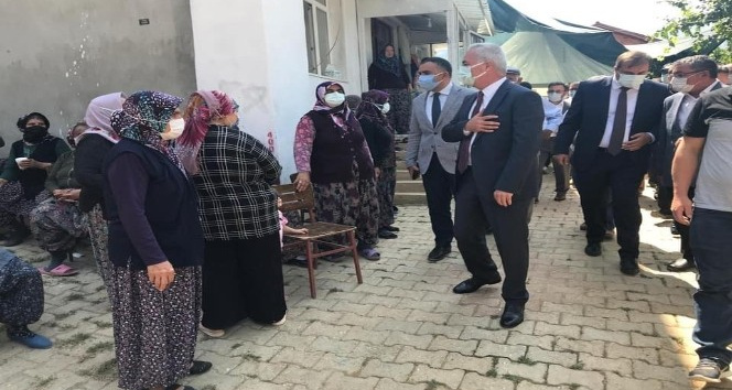 Vali Seymenoğlu’ndan traktör kazasında hayatını kaybeden şehit babasının ailesine taziye ziyareti