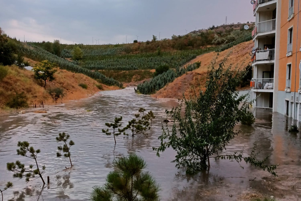 Ankara Altındağ'da sağanak yağış sele yol açtı