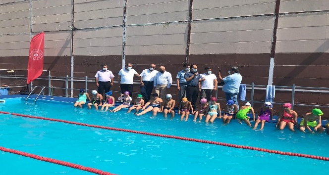 Alaplı’da Yaz Spor Okulları Yüzme Kursuna katılan öğrencilere sertifikaları verildi